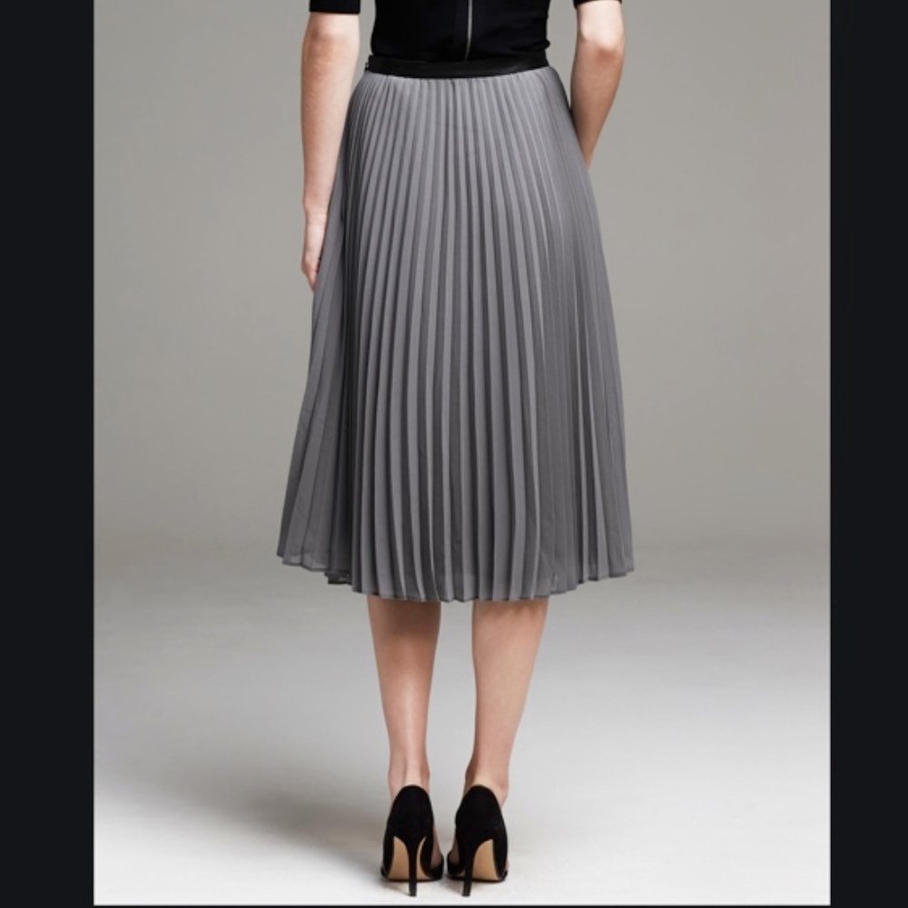 Banana Republic Midi Gray Pleated Skirt Size 2